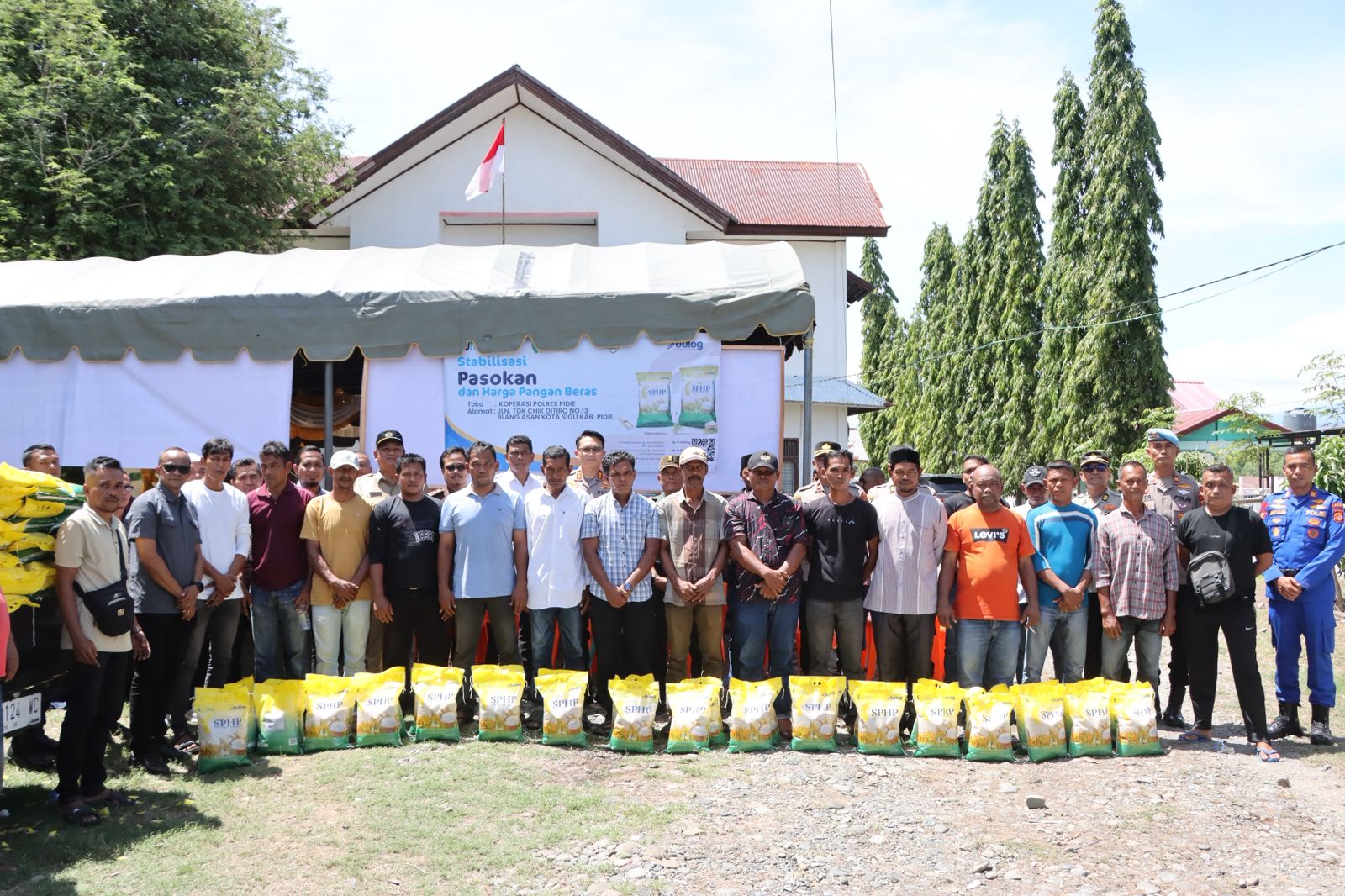 Kapolres Pidie Salurkan Bantuan Beras SPHP untuk Mantan Kombatan dan Korban Konflik di Kecamatan Mutiara