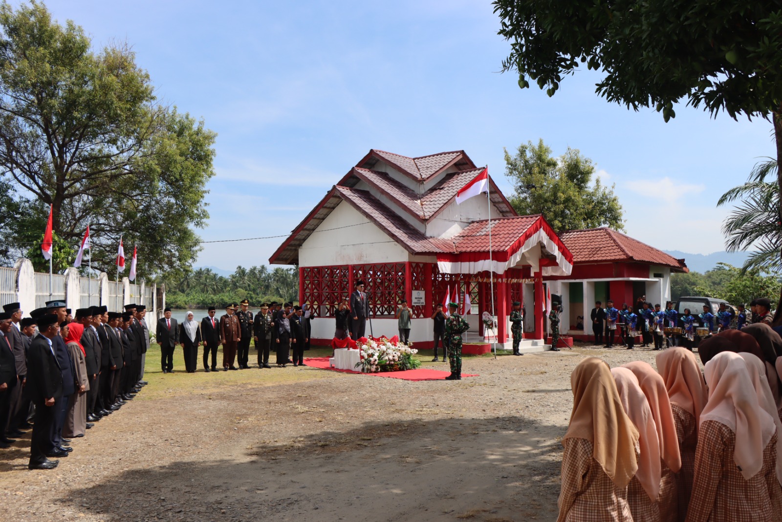 Kapolres Aceh Selatan Hadiri Upacara Ziarah Makam Pahlawan T. Cut Ali dan Raja Lelo Peringati HUT RI ke-80