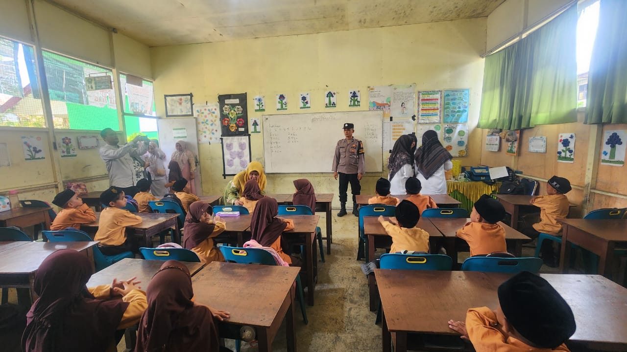 Polsek Mutiara Timur Dampingi Bulan Imunisasi Anak Sekolah di MIN 30 Pidie