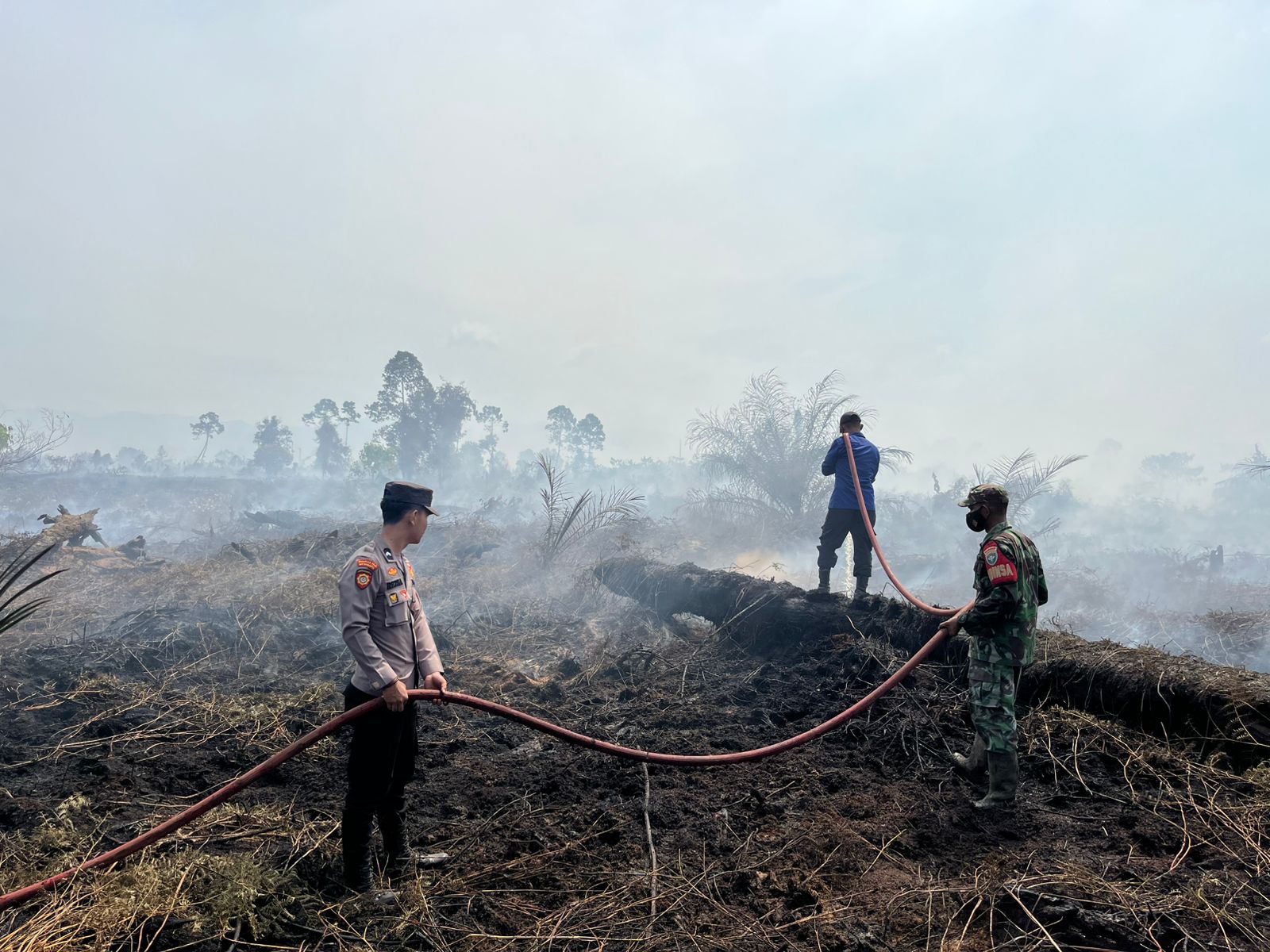Polres Aceh Selatan Bersama Tim Gabungan Intensifkan Pemadaman Karhutla di Bakongan