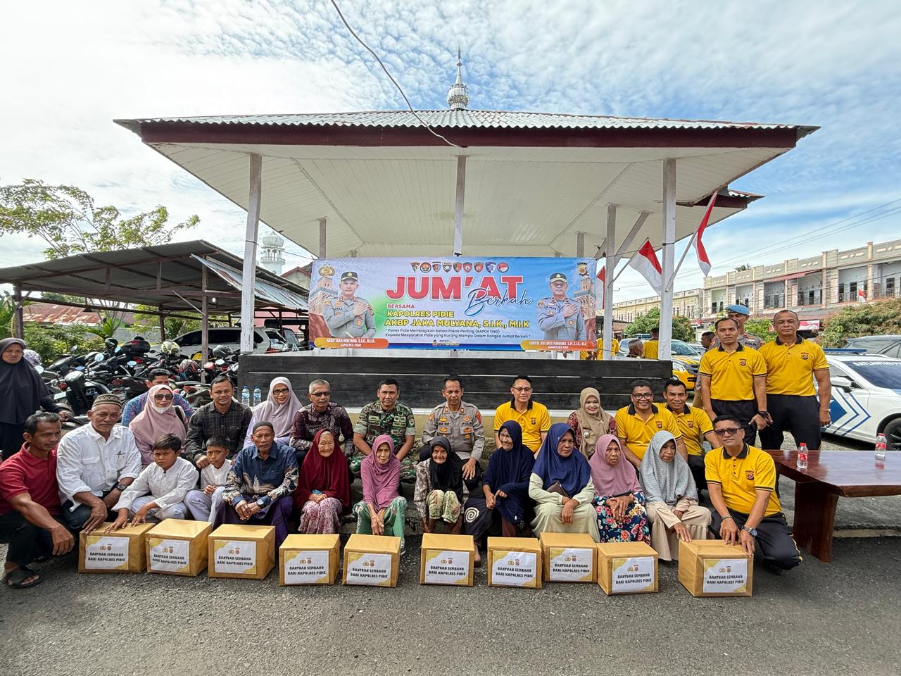 Kapolres Pidie Gelar Jum’at Berkah, Bagikan Sembako untuk Anak Yatim dan Warga Kurang Mampu di Kecamatan Sakti
