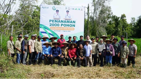 Foto bersama Bupati Aceh Singkil dan Mitra Pembangunan usai penanaman pohon secara simbolis.