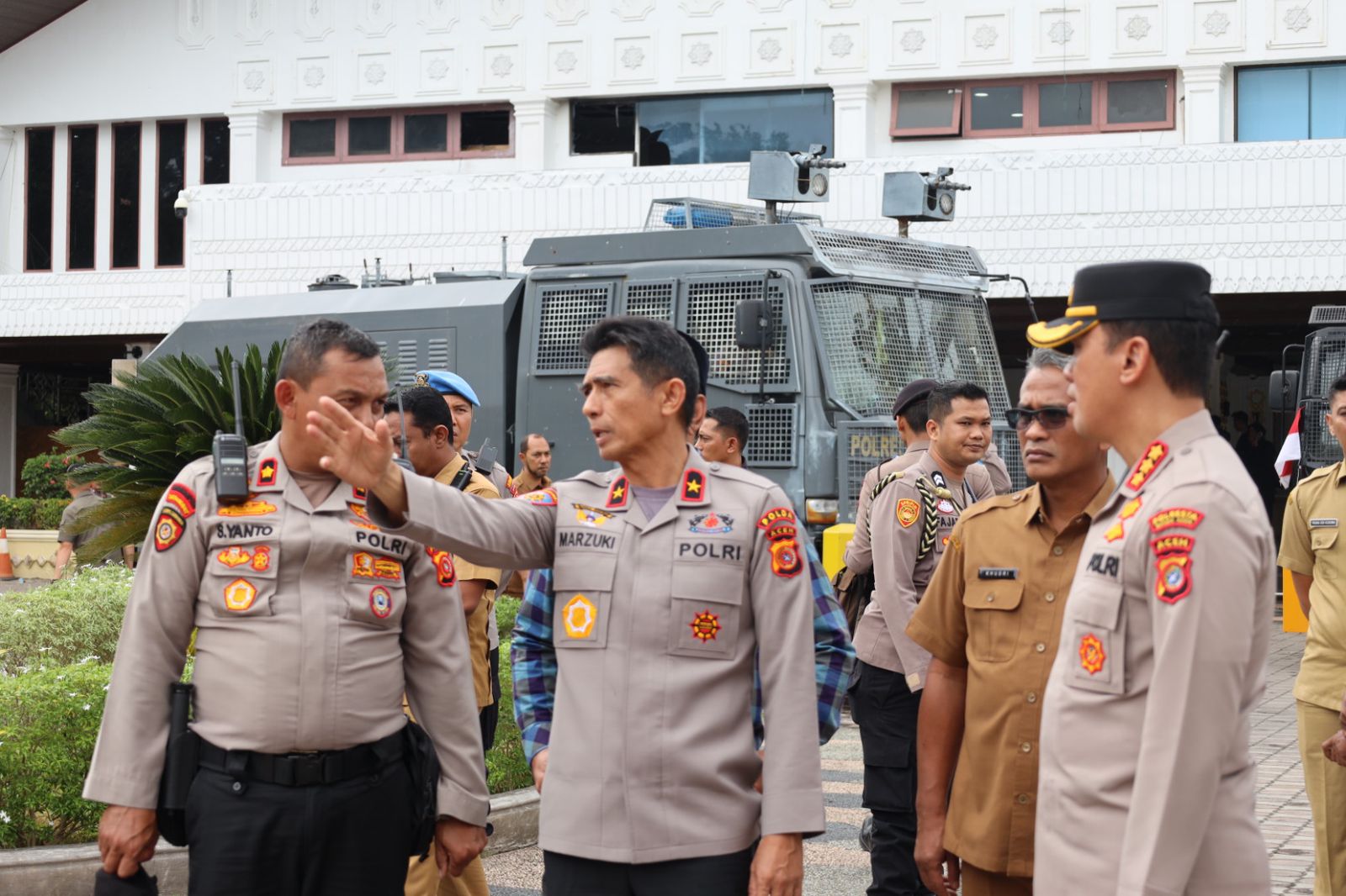 Kapolda Aceh Turun Langsung ke Lokasi Demo: Semangati Personel hingga Makan Bersama