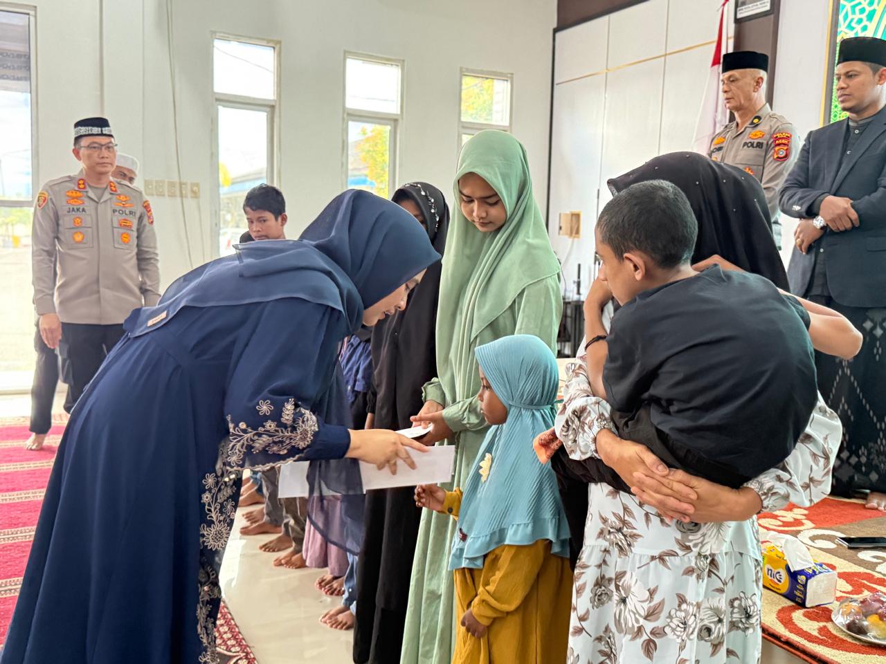 Kapolres Pidie dan Ketua Bhayangkari Cabang Pidie Serahkan Santunan kepada Anak Yatim di Momen Maulid