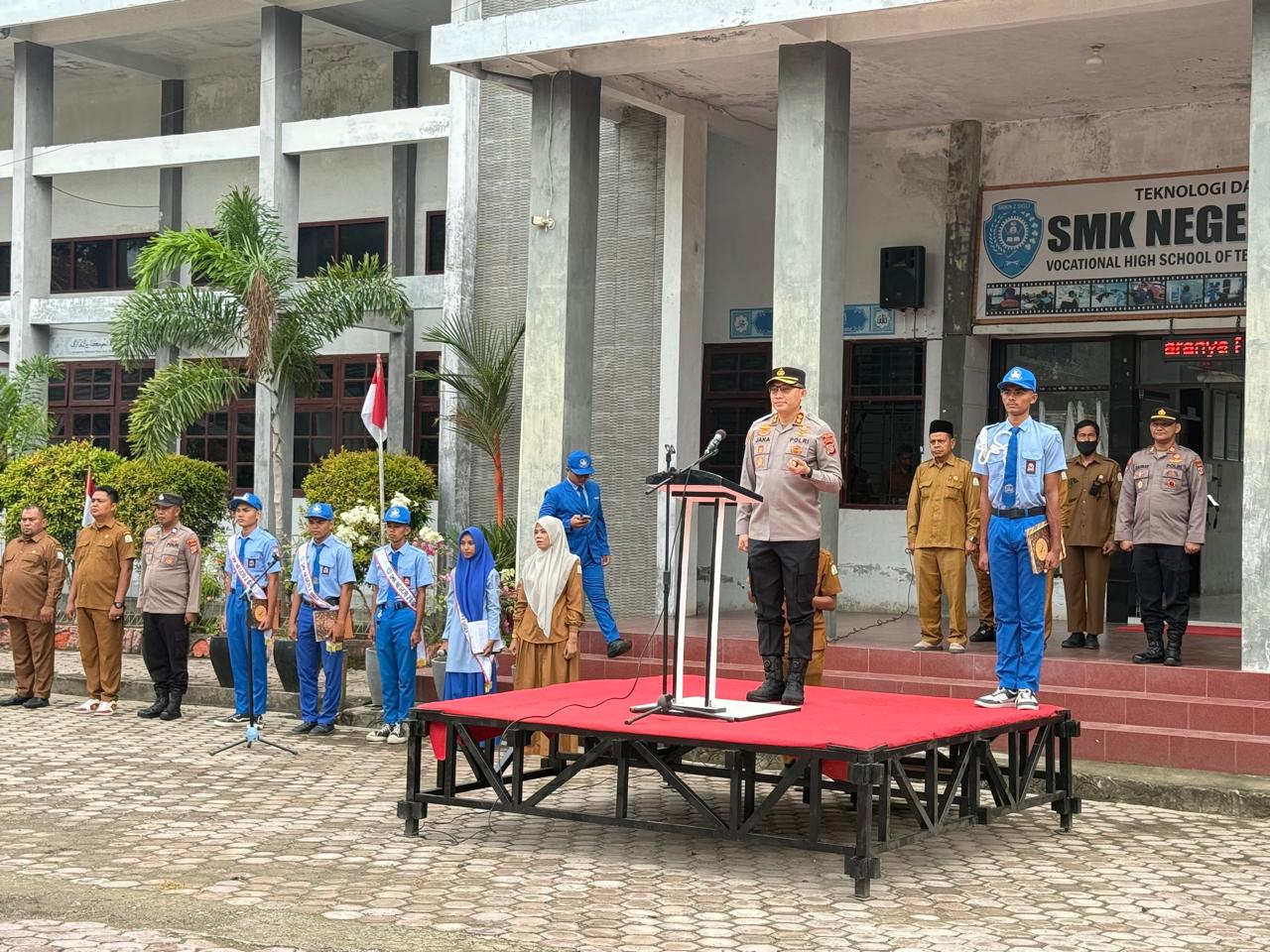 Polres Pidie Gelar Upacara Bendera Serentak di 30 Sekolah, Kapolres Pidie Pembina Upacara di SMKN 2 Sigli