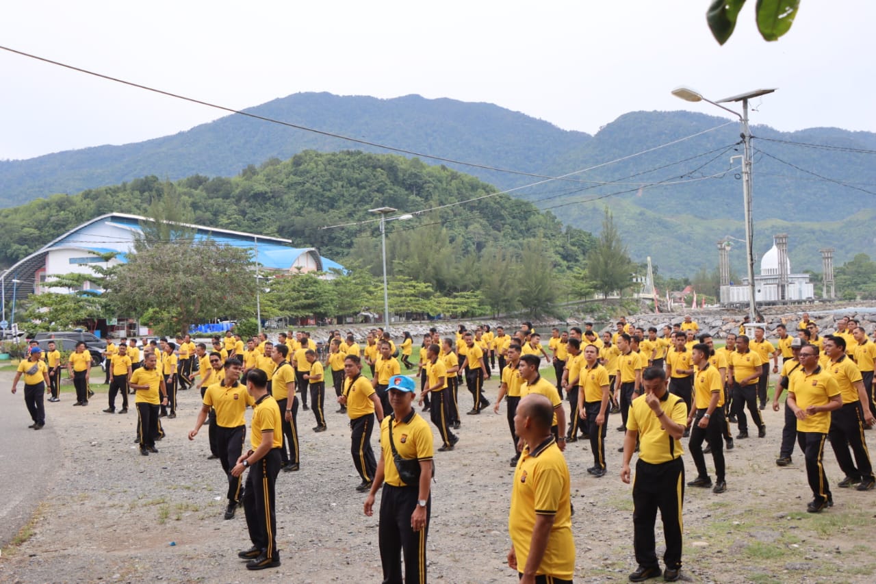 RTH Tapaktuan Menguning, Polres Aceh Selatan Gelar Senam Sehat dan Kurve Bersama
