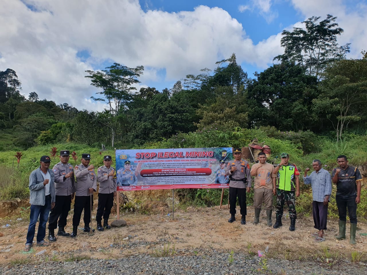 Polres Pidie Pasang Spanduk Himbauan Stop Illegal Mining dan Illegal Logging di Geumpang