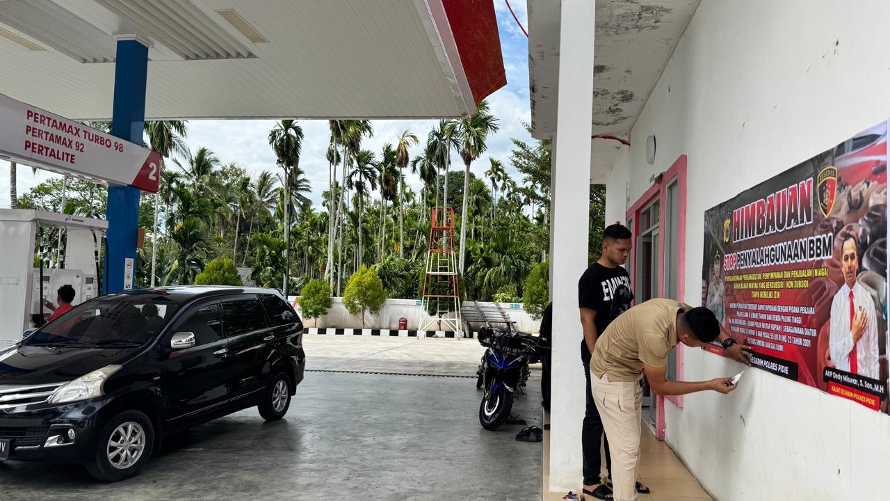 Polres Pidie Pasang Spanduk Himbauan Cegah Penyalahgunaan BBM Bersubsidi di Sejumlah SPBU