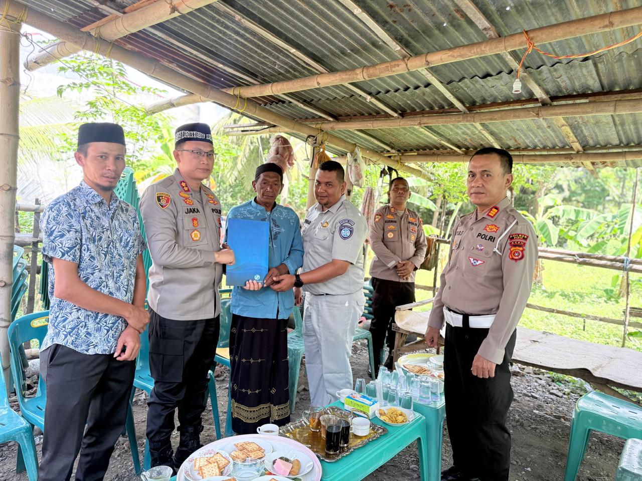 Kapolres Pidie Bersama Jasa Raharja Serahkan Santunan kepada Korban Kecelakaan Lalu Lintas