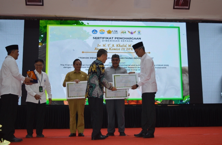 Rektor USK, Prof. Dr. Ir. Marwan saat menyerahkan piagam penghargaan kepada Ir. T.A. Khalid, MM. salah seorang Tokoh Pemerhati Kelestarian Fauna Indonesia 2025  pada hari Senin 13 Oktober 2025 bertempat di Gedung AAC Dayan Dawood USK Banda Aceh
