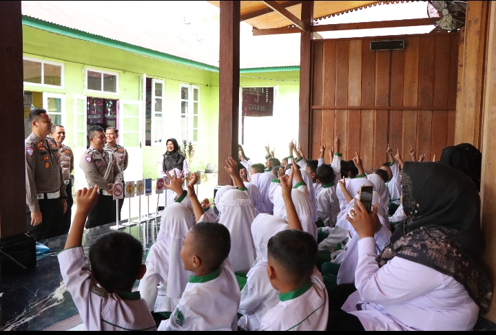 Polisi Sahabat Anak, Kasat Lantas Polres Aceh Selatan Ajak Anak TK Kenali Rambu-Rambu Lalu Lintas