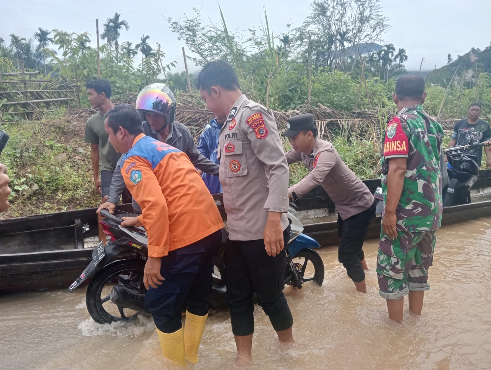 Polres Aceh Selatan Bersinergi dengan TNI dan BPBD, Evakuasi Warga Terdampak Banjir di Kluet Tengah
