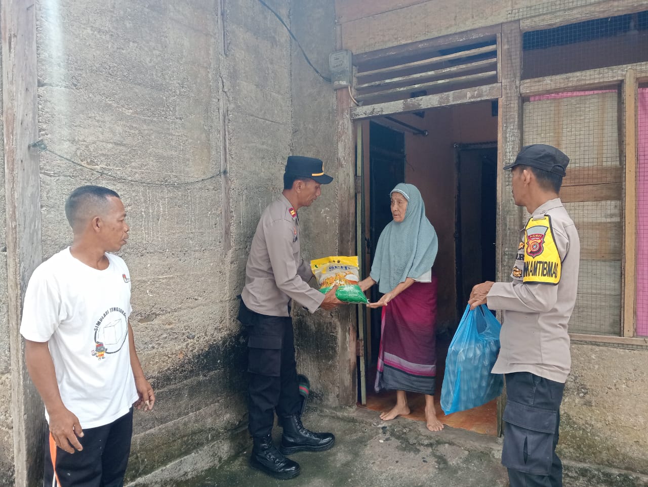 Polsek Labuhanhaji Timur Lakukan Jumat Berkah, Salurkan Bantuan Sembako untuk Warga Kurang Mampu