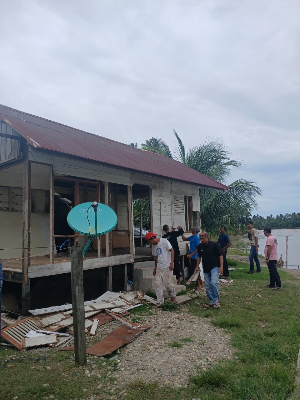Abrasi Sungai Pulo Ie Meluas, Satu Rumah Warga Kembali Dibongkar