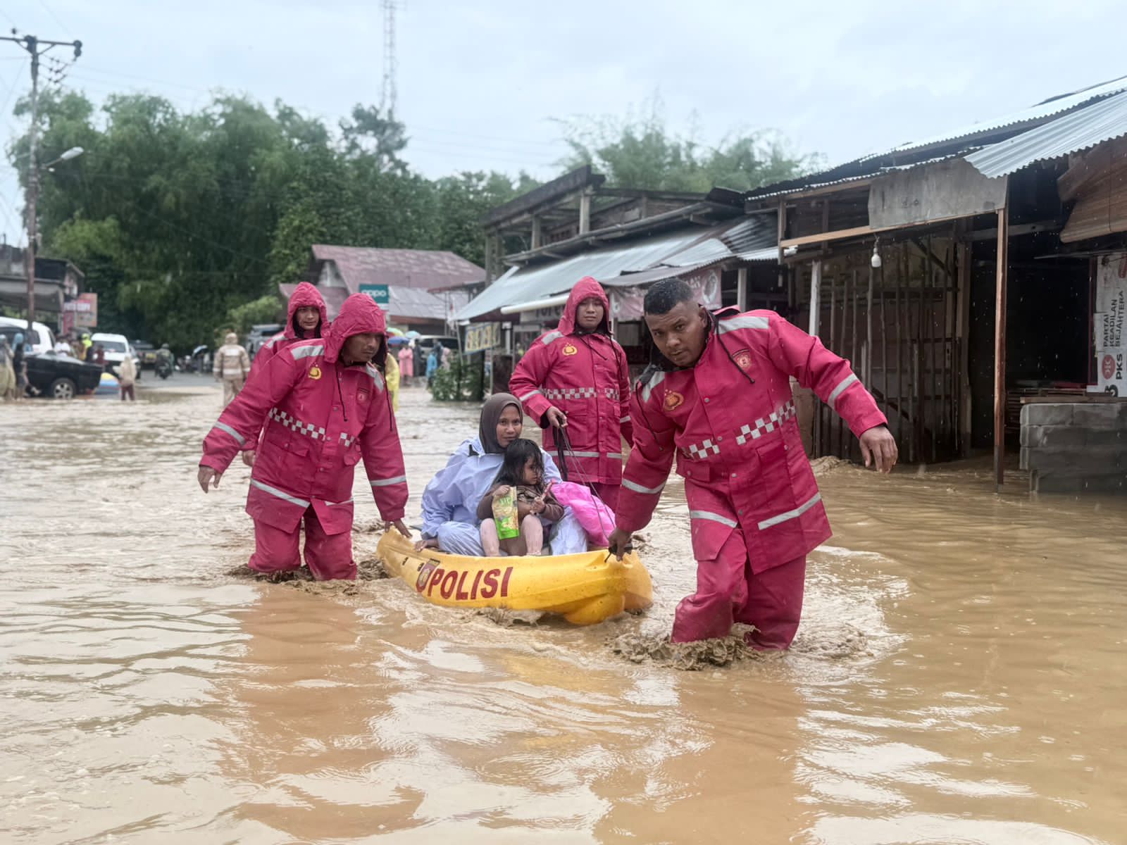 Polres Pidie Turunkan Personel dan Perahu Karet Bantu Warga Terdampak Banjir