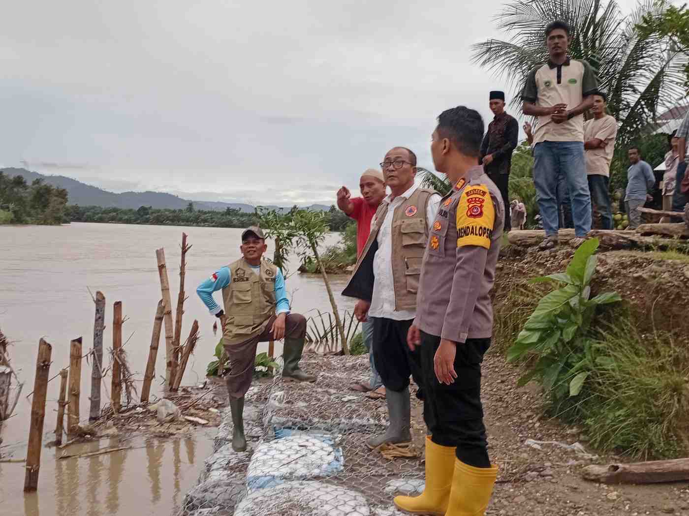 Wabup Baital Tinjau Abrasi Sungai Gampong Pulo Ie, Upayakan Penanganan Darurat