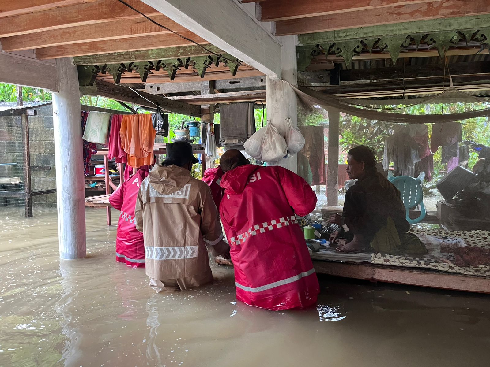 Warga Minta Dievakuasi Lewat 110, Personel Polres Pidie Sigap Evakuasi 15 Warga