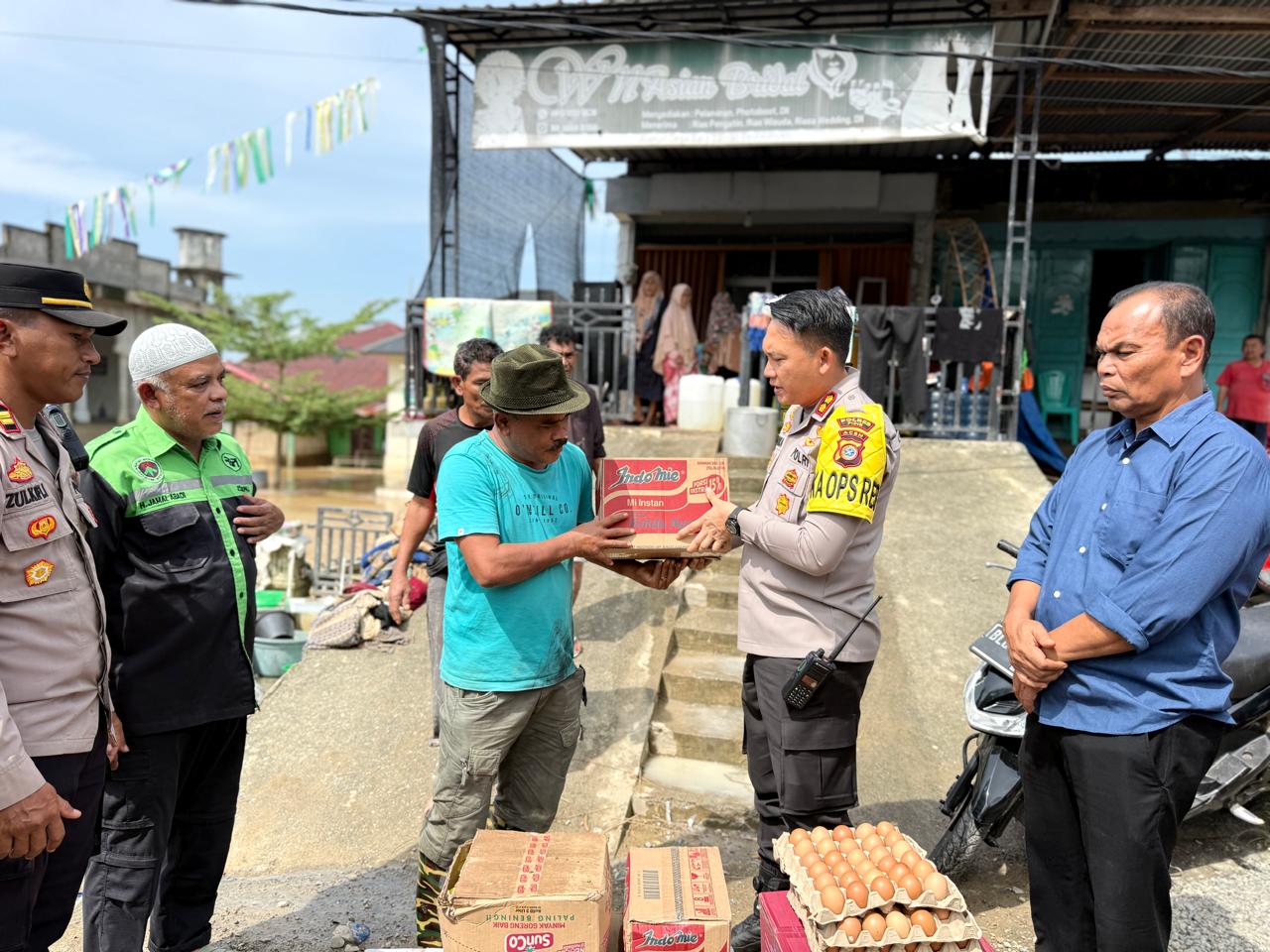 Kapolres Pidie Tinjau Lokasi Banjir dan Salurkan Bantuan Sembako untuk Pengungsi dan Dapur Umum