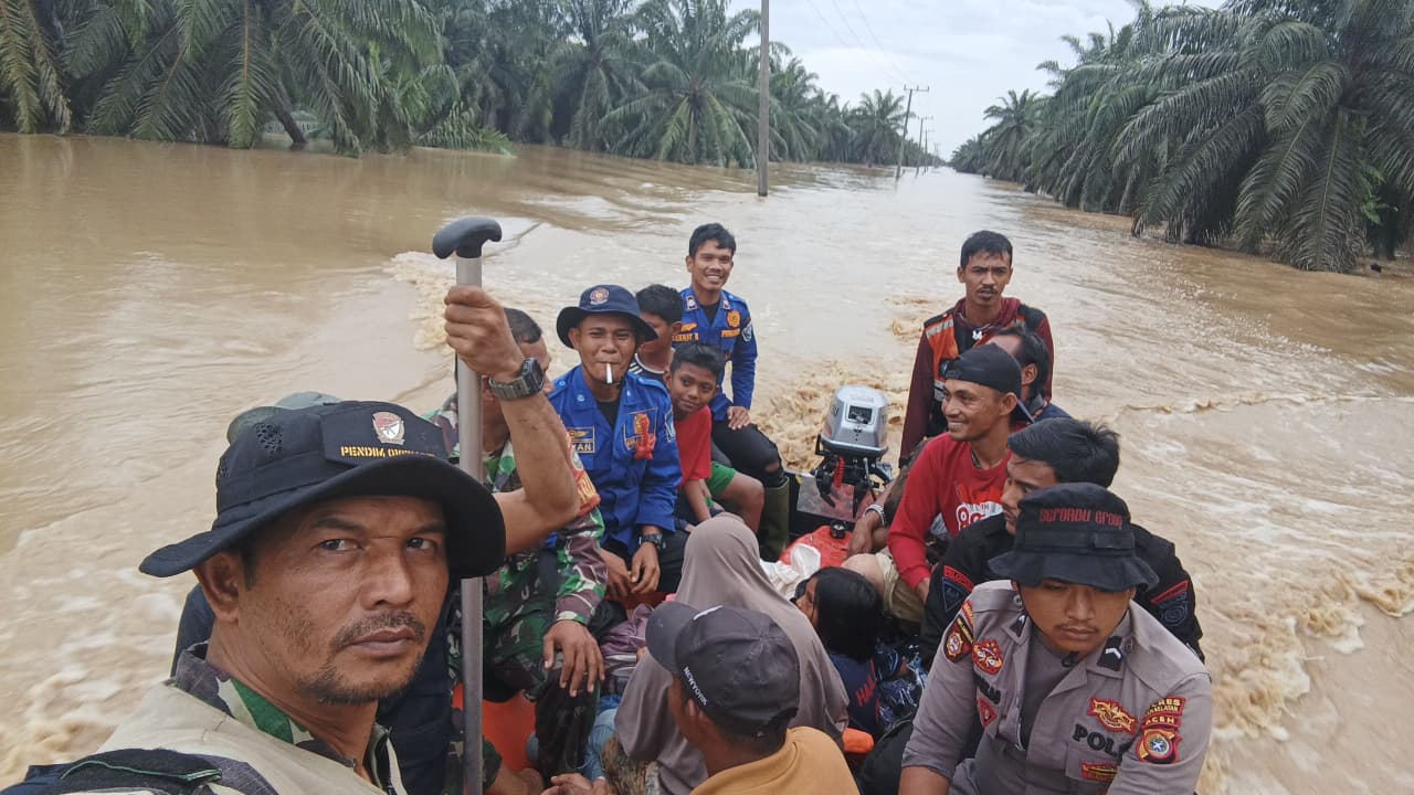 Polsek Trumon Timur Bersama Tim Gabungan Evakuasi Korban Banjir dari Perkebunan PT ASN ke Desa Seuneubok Punto