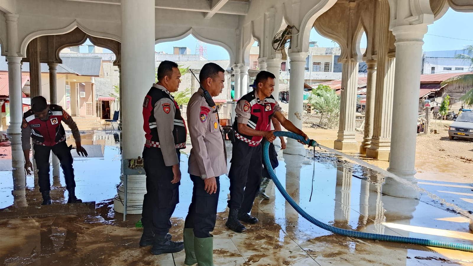Polres Pidie Laksanakan Pembersihan Mushala Terdampak Banjir di Mutiara Barat
