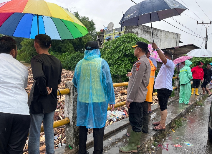 Wakapolres Pidie Dampingi Wabup Tinjau Lokasi Banjir di Mutiara Timur