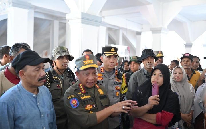 Kapolres Pidie Dampingi Mendagri Tinjau Lokasi Banjir dan Pengungsian di Kabupaten Pidie