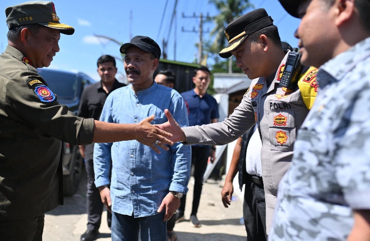 Kapolres Pidie Dampingi Mendagri Tinjau Lokasi Banjir dan Pengungsian di Kabupaten Pidie