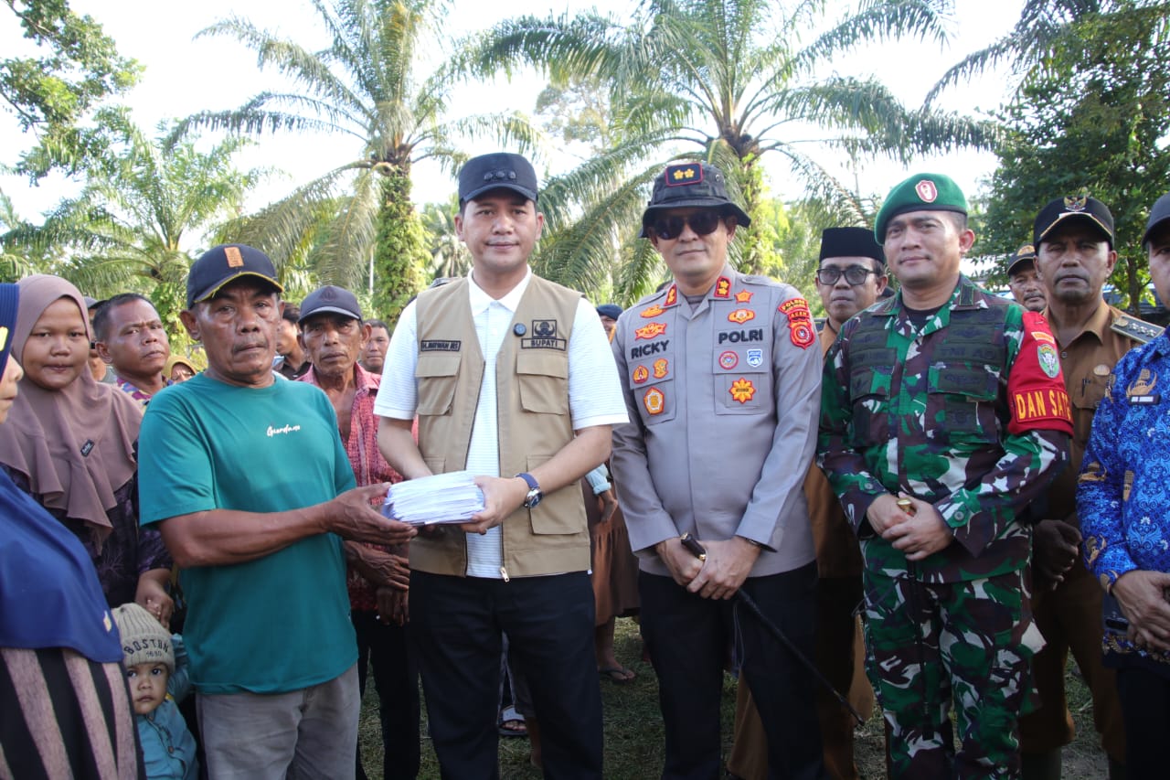 ‎Bupati Aceh Selatan Menyerahkan Gajinya Selama Menjabat Kepada Pengungsi Trumon Raya