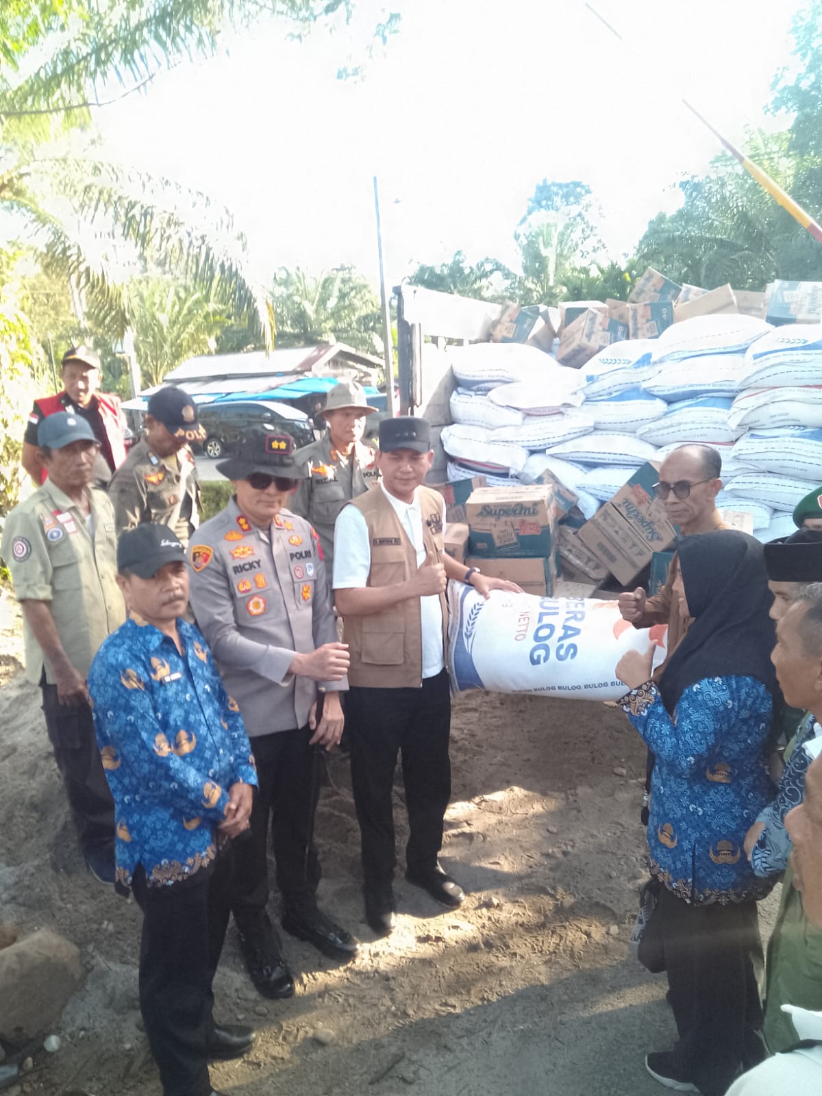 Polres Aceh Selatan Bersama Forkopimda Salurkan Bantuan Sembako untuk Warga Terdampak Banjir di Kecamatan Trumon