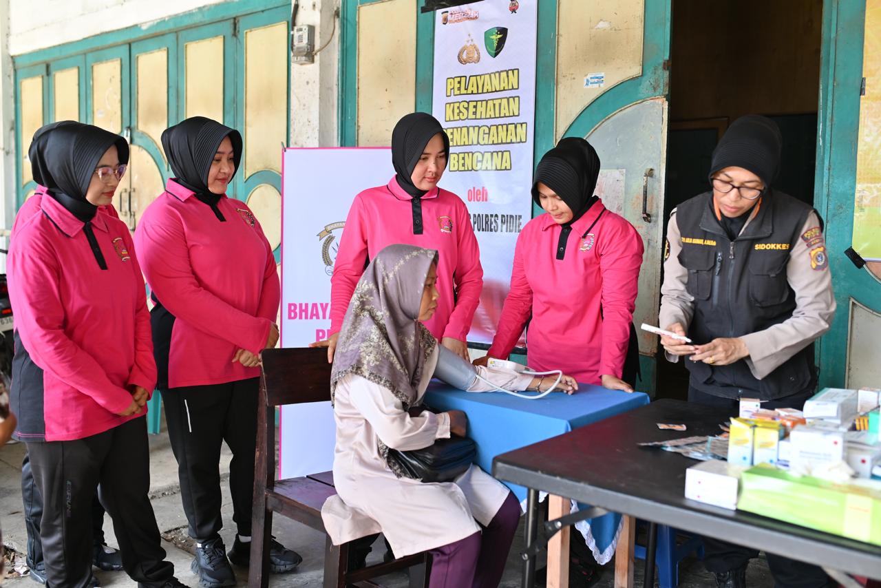 Peduli Warga, Kapolres dan Ketua Bhayangkari Cabang Pidie Turun Langsung Berikan Layanan Kesehatan