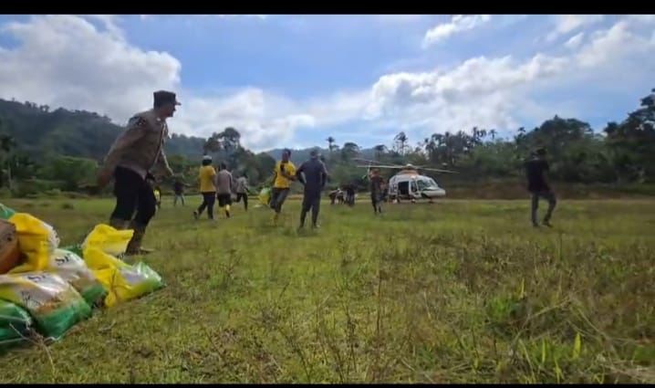 Helikopter Polri Daratkan Bantuan Sembako untuk Pengungsi di Blang Pandak, Tangse