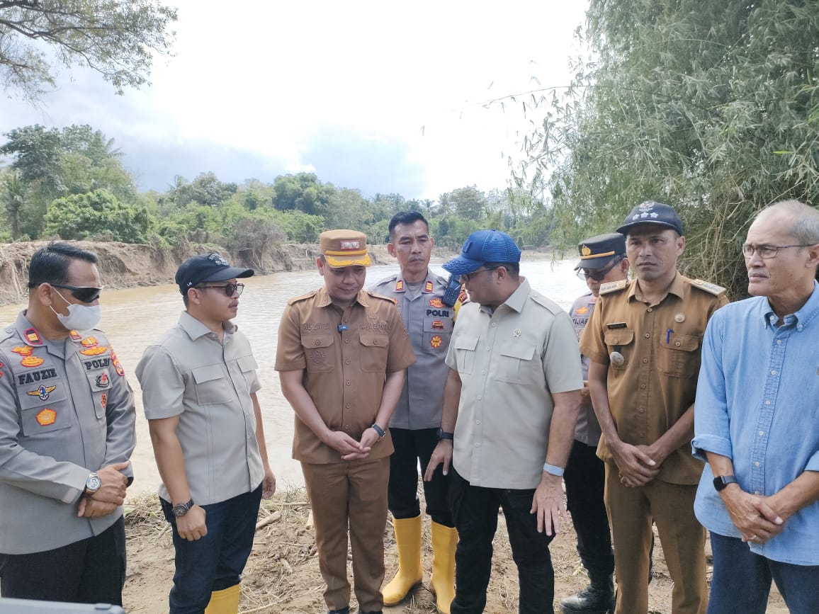 Polres Pidie Kawal Kunjungan Menteri Ekonomi Kreatif Tinjau Lokasi Terdampak Banjir di Mutiara Timur