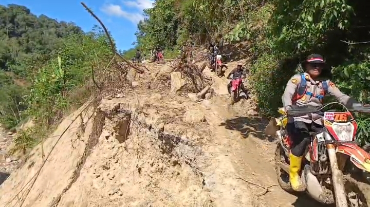 Tim Trail Polres Pidie Lansir Bantuan Sembako untuk Warga Terdampak Banjir di Rusip Antara