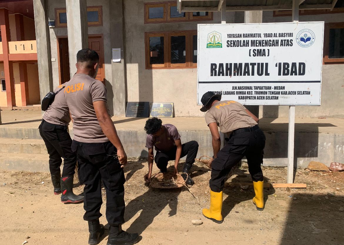 Peduli Kemanusiaan, Personel Polres Aceh Selatan Bantu Pembersihan Pascabanjir di Trumon