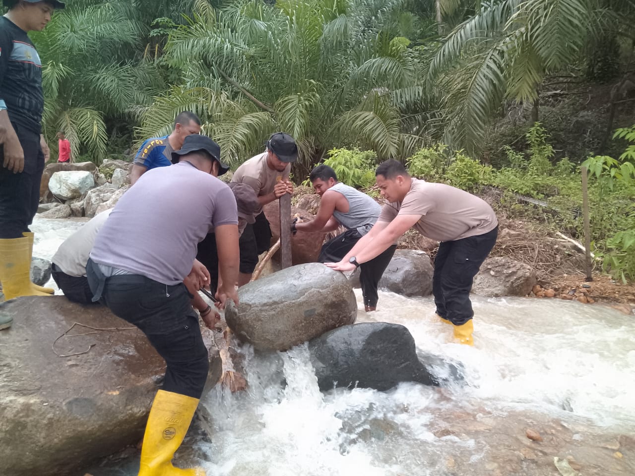 Polres Aceh Selatan Bersama Masyarakat, BPBD, Kompi Brimob Lanjutkan Gotong-royong Bersihkan Sungai dan Jalan Pasca Bencana