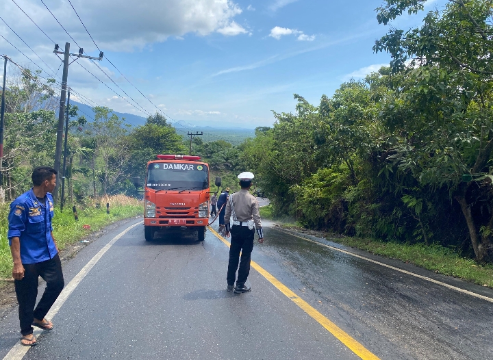 Gerak Cepat Sat Lantas Polres Aceh Selatan melaksanakan Gatur Lalu Lintas di lokasi Tumpahan CPO di Gunung Kapur Trumon