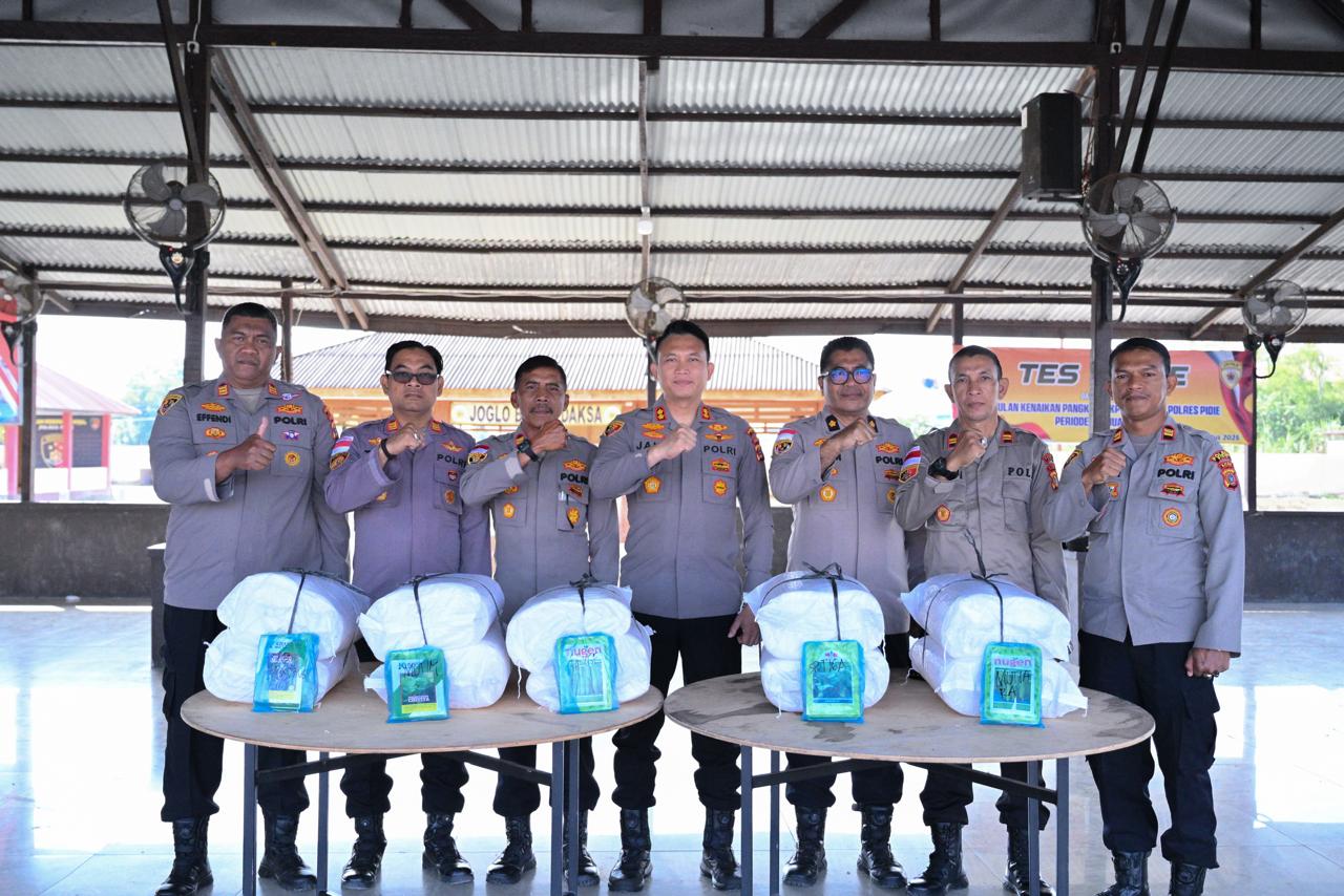 Kapolres Pidie Serahkan Bantuan Bibit Pertanian dari Kapolda Aceh kepada Polsek Jajaran untuk Warga Terdampak Banjir