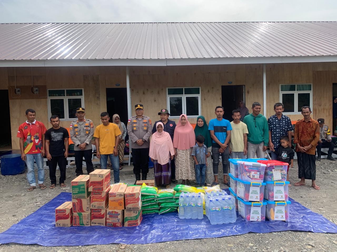 Kapolres Pidie Salurkan Bantuan Sembako pada Kegiatan Serah Terima Kunci Huntara dan Penyerahan DTH di Desa Blang Pandak