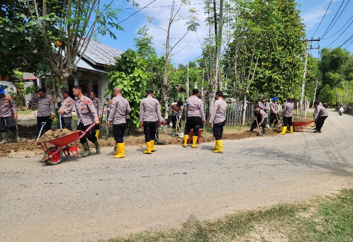 Polres Pidie Gelar Pembersihan Jalan di Gampong Beureueh II Pasca Banjir