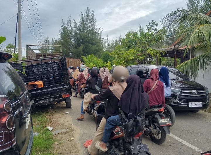 Menjelang Ramdhan Masyarakat Membludak Kunjungi Pantai Cemara