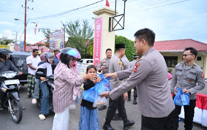 Mahasiswa STIK Angkatan 83/WPS dan Polres Pidie Berbagi Takjil, Pererat Silaturahmi di Bulan Ramadhan