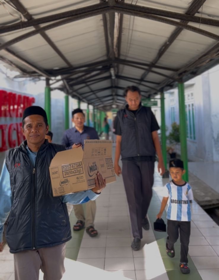 Wareh Haji Satar  (H. Tarmizi, SE) Anggota DPRK Aceh Barat Membagi Takjil di dua Titik Lokasi Meulaboh