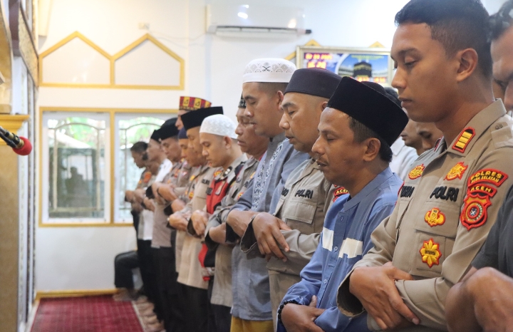 Polres Aceh Selatan Gelar Sholat Ghaib dan Doa Bersama untuk Almarhum Tri Sutrisno