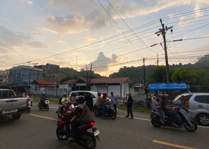 Forum Jurnalis Independen Aceh Selatan Berbagi Takjil di Tapaktuan