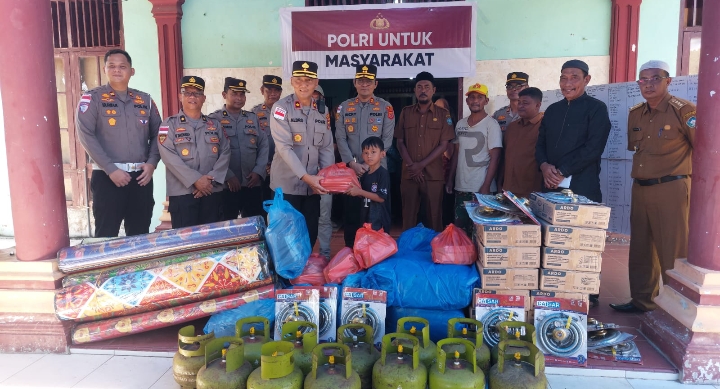 Wujud Kepedulian Polri, Kapolres Aceh Selatan Bantu Korban Kebakaran dan Pulihkan Trauma Anak-anak